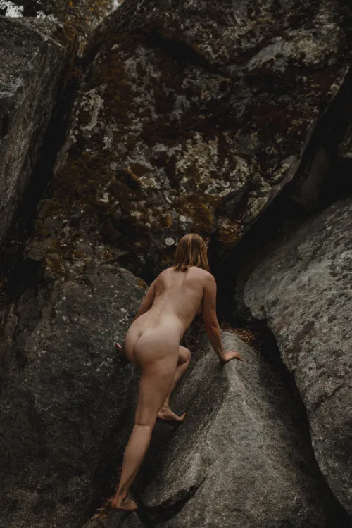 A little Yosemite scramble before a river dip 💧