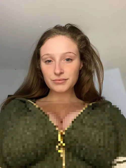 Where’s all my beta boys? You’d do anything to see my cleavage 😏