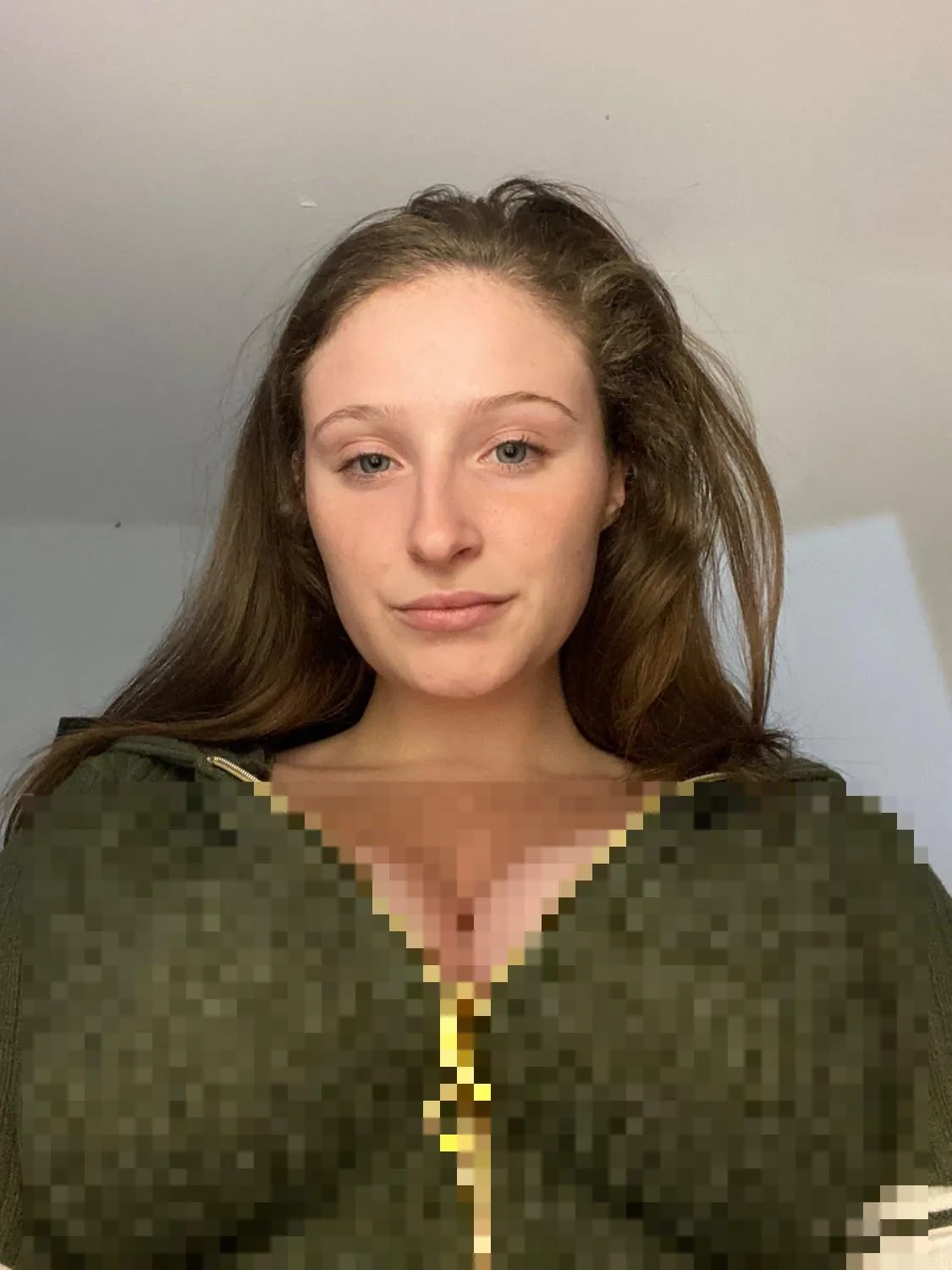 Where’s all my beta boys? You’d do anything to see my cleavage 😏