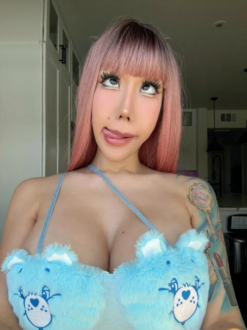 Who said geeky girls can’t be this cute and sexy