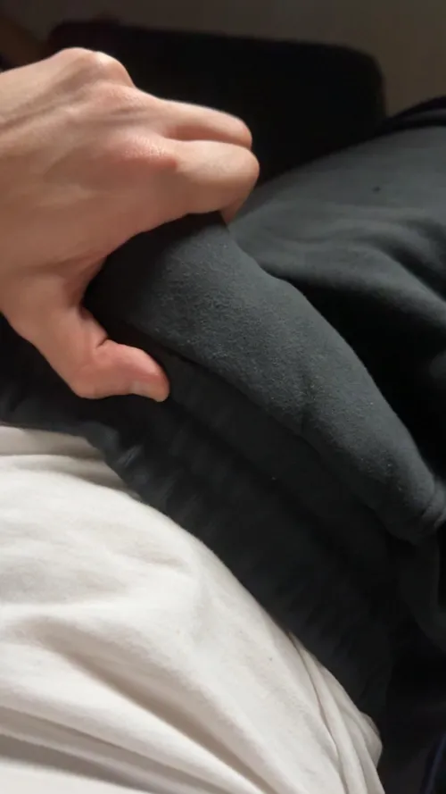 19 m looking for a handsome hung jerkbro, hmu just no chubs