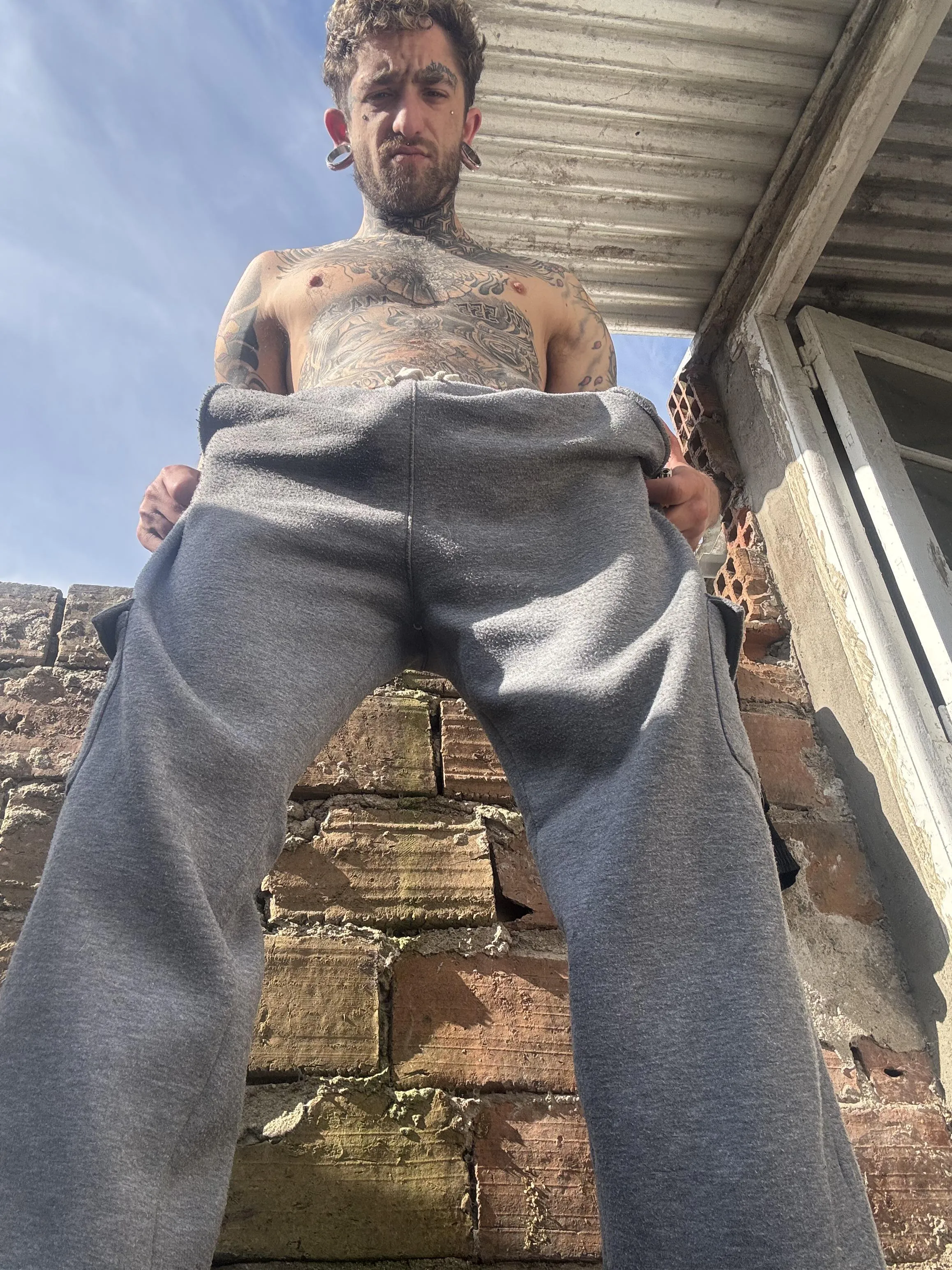 Me han dicho que no ponga mis tatuajes al sol ☀️ que daña la tinta pero me encanta el sol en primavera 😬😬