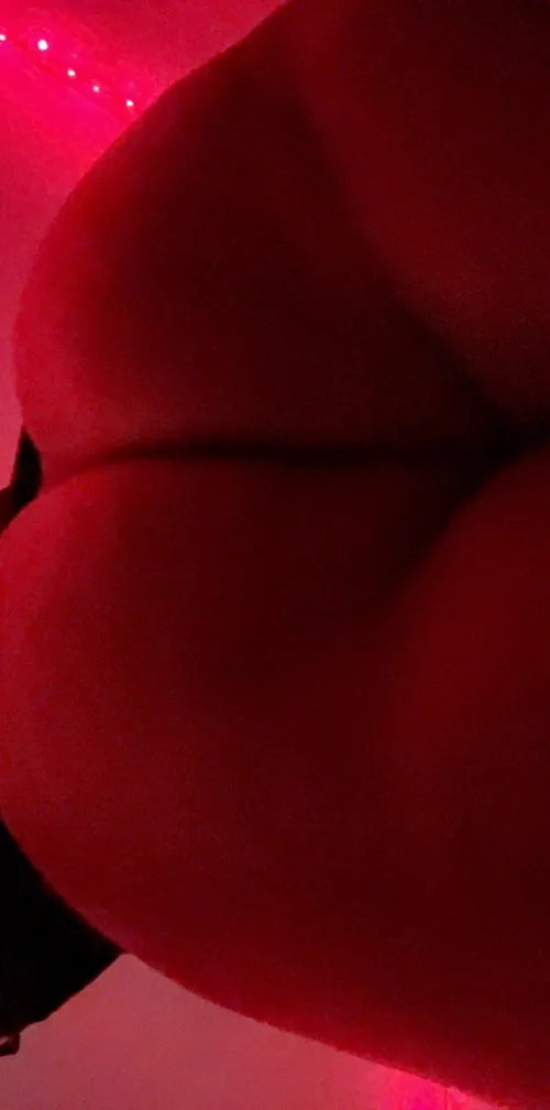 I need two guys to Eiffel Tower me tonight, any takers?😈