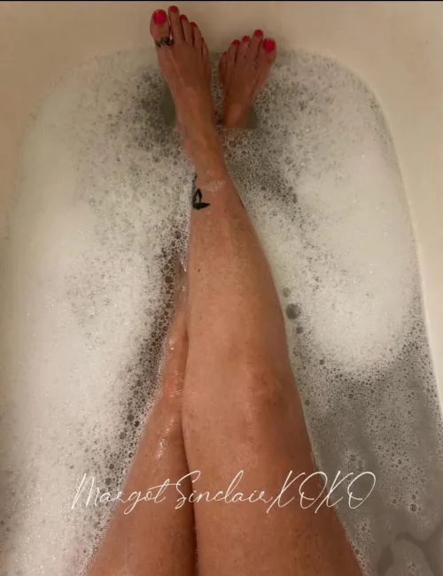 I'm available for : SEXTING/RATINGS/GFE/ PANTIES/SOCKS/SHOES/BATH WATER and so much more! DM me to see everything I offer.