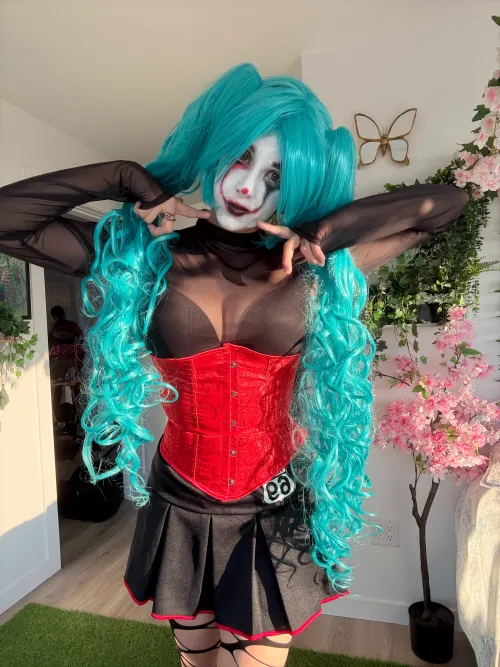 Do you want to see what tricks I’ve got under here?