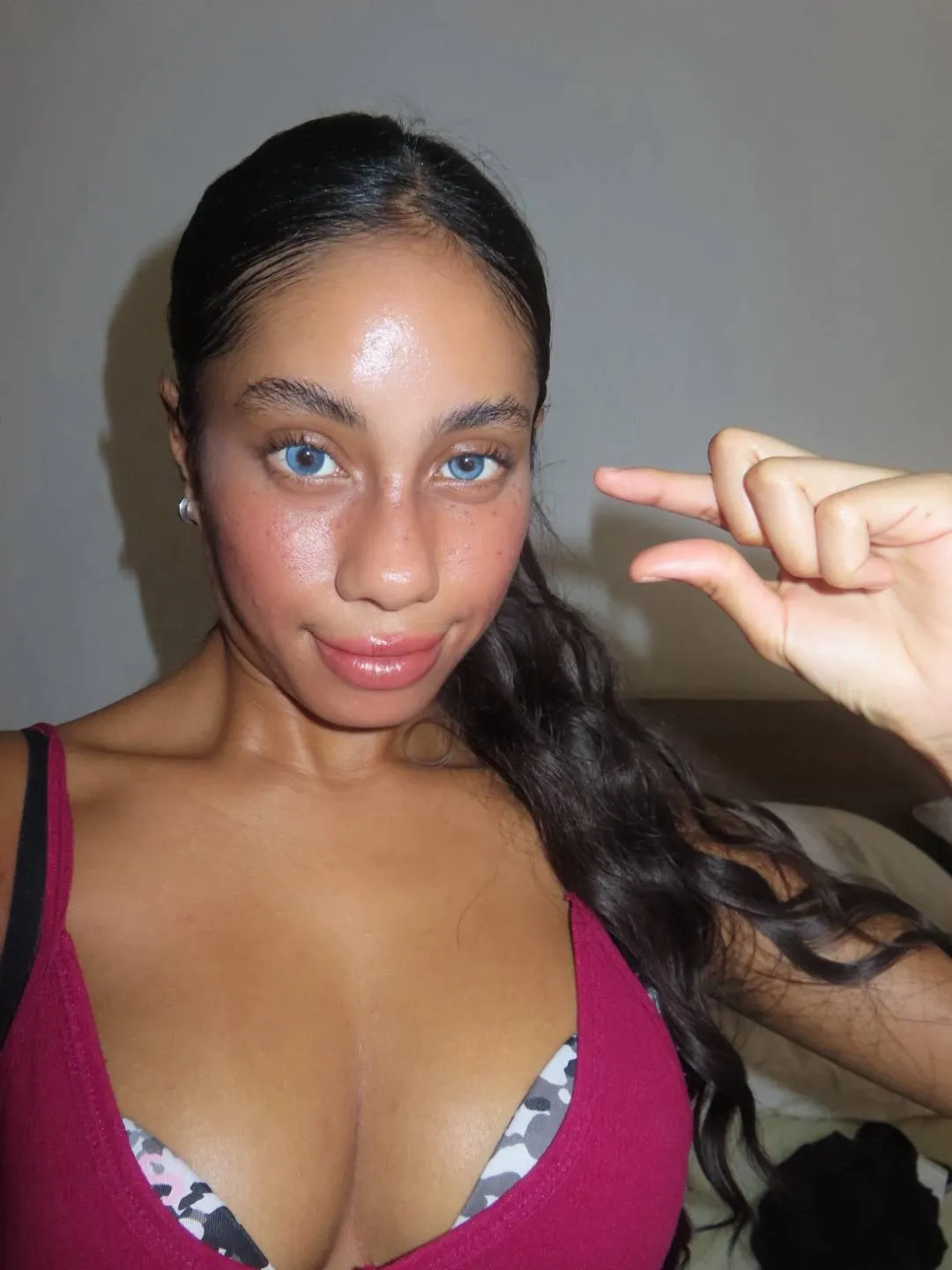 You’re so tiny, I could crush you between my fingers 😈