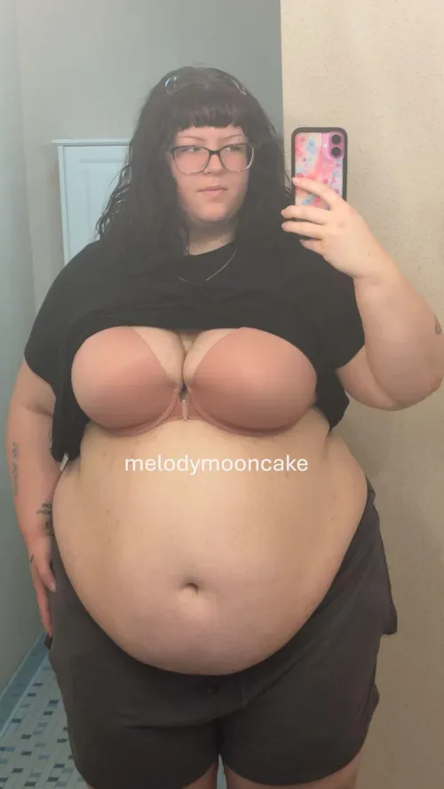 Caught a soft vibe in the mirror