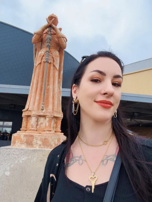 Two Queens in one picture 😌