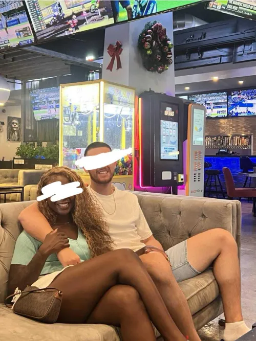 MF4 FEMALE UNICORN OR GOOD LOOKING COUPLE