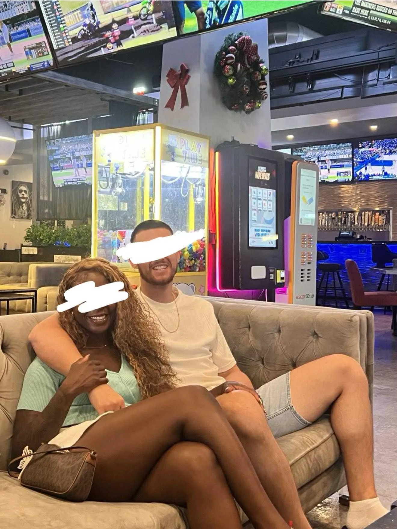 MF4 FEMALE UNICORN OR GOOD LOOKING COUPLE