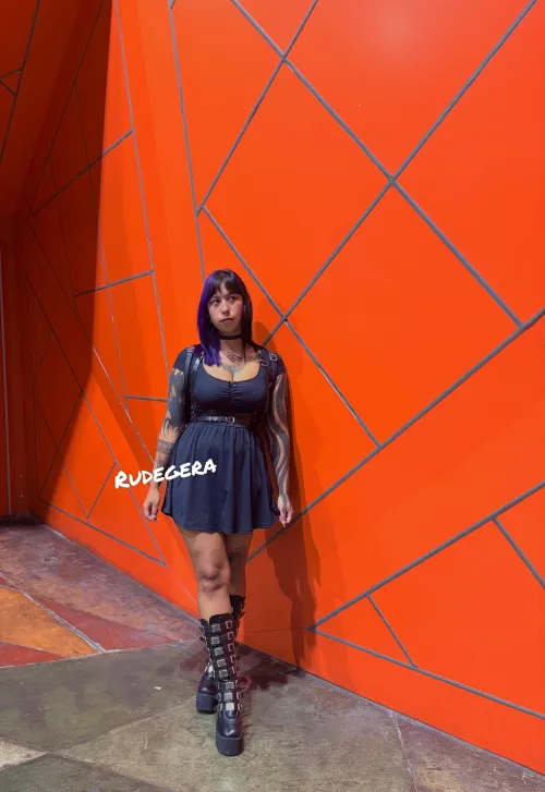 I love wearing my boots plataform in public