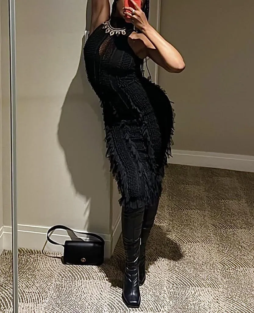 The square-toe of my boot paired with the curve of my waistline…an intoxicating combination…◼️〰️