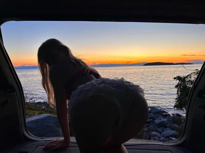 The sunset isn’t the only view worth staring at tonight [f]