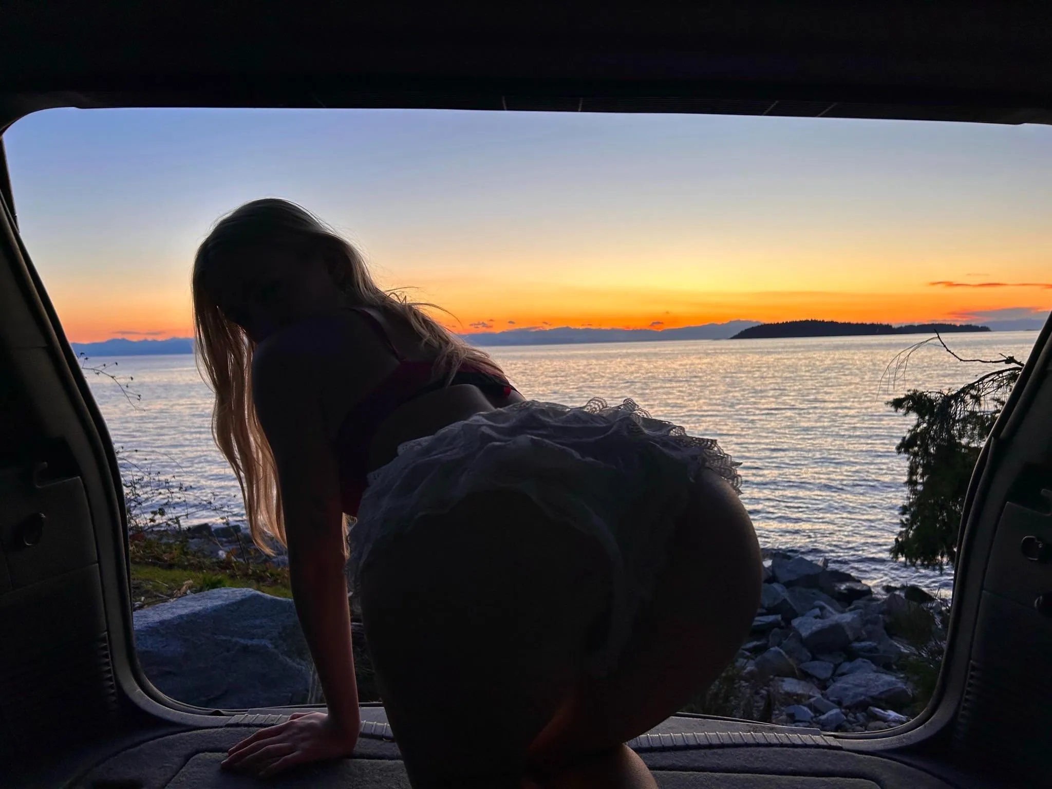 The sunset isn’t the only view worth staring at tonight [f]