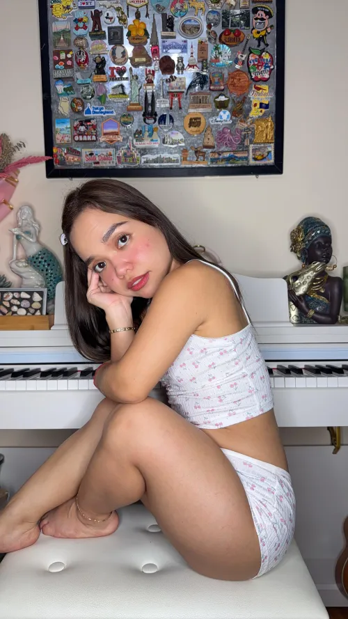 Do men like them extra tiny? (3'11)