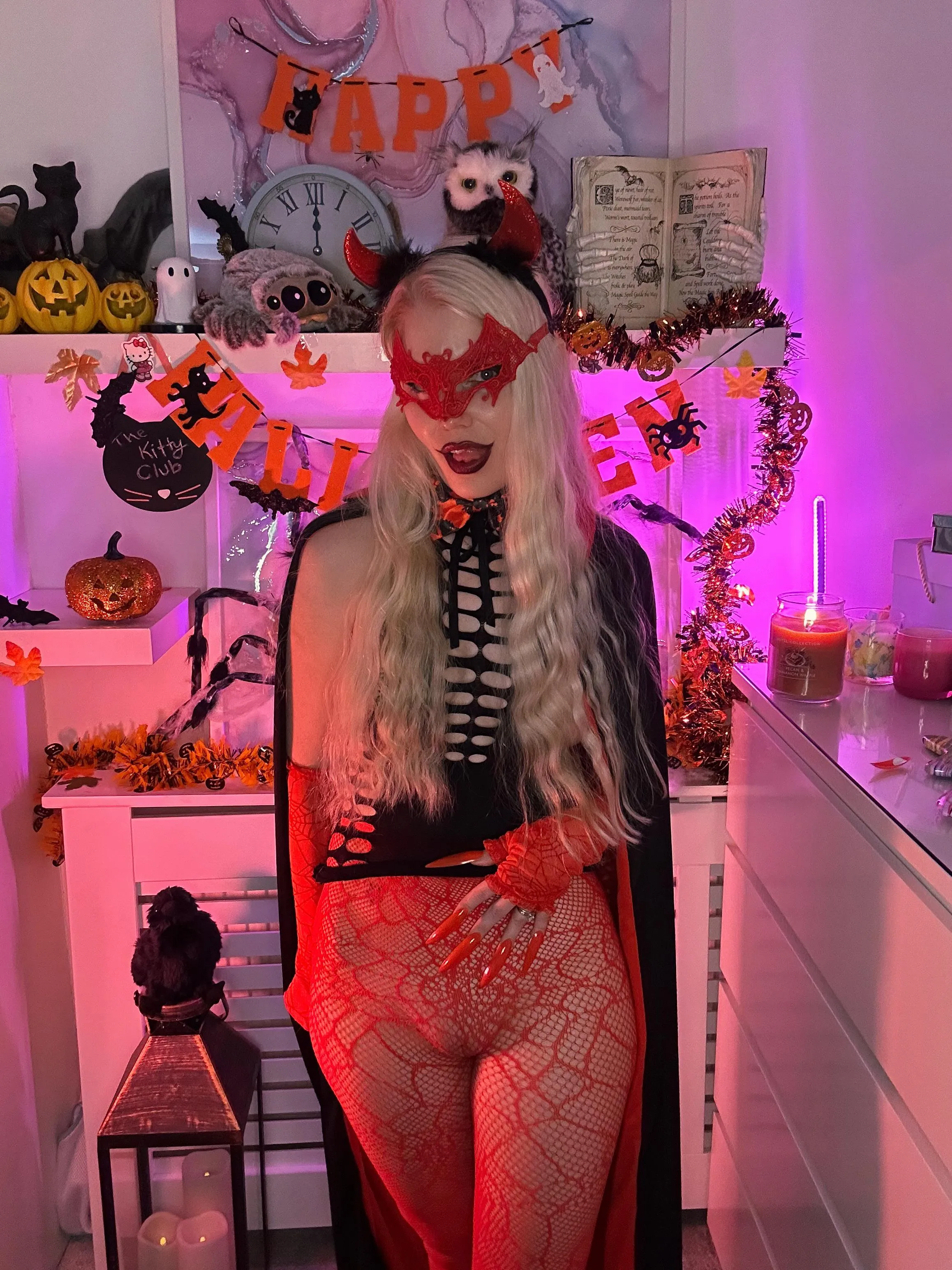 Feeling extra naughty in my little devil outfit tonight 😈 couldn’t resist flashing just a bit… should I show more next 😻 link below 👇🏻