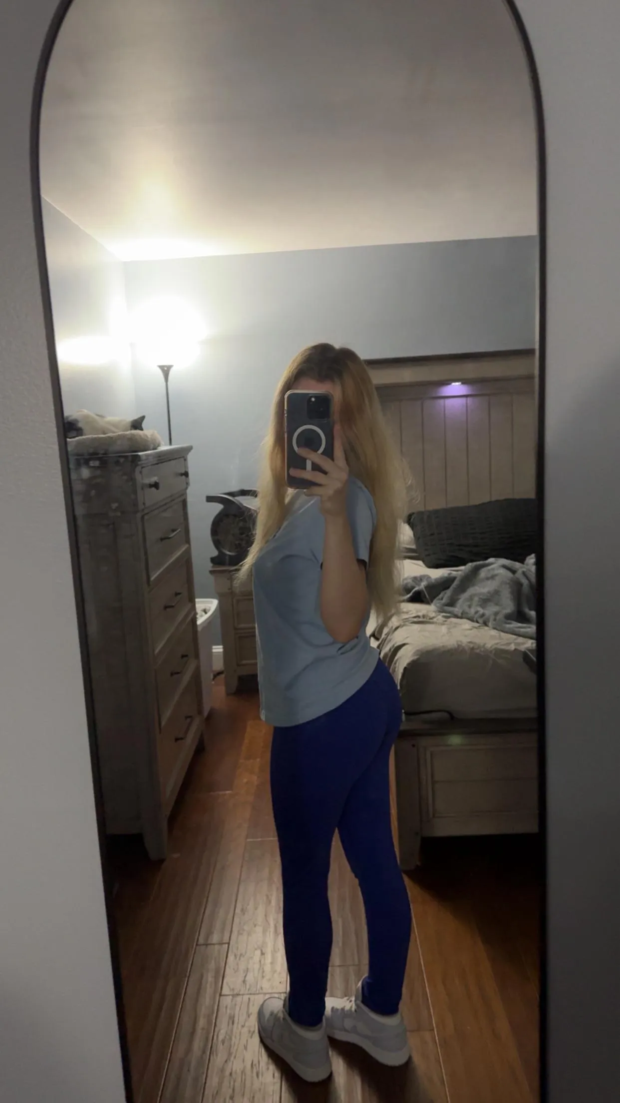 how’s this t-shirt with these pants?