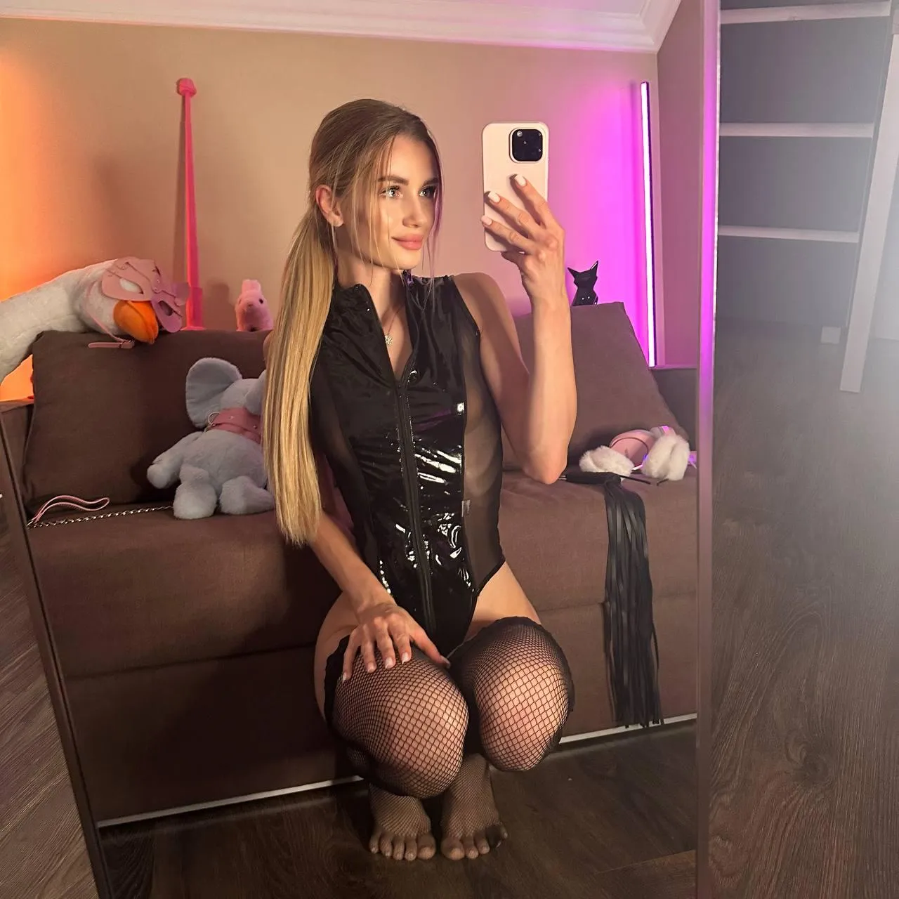 My latex bodysuit wants your sweet cock 🤤