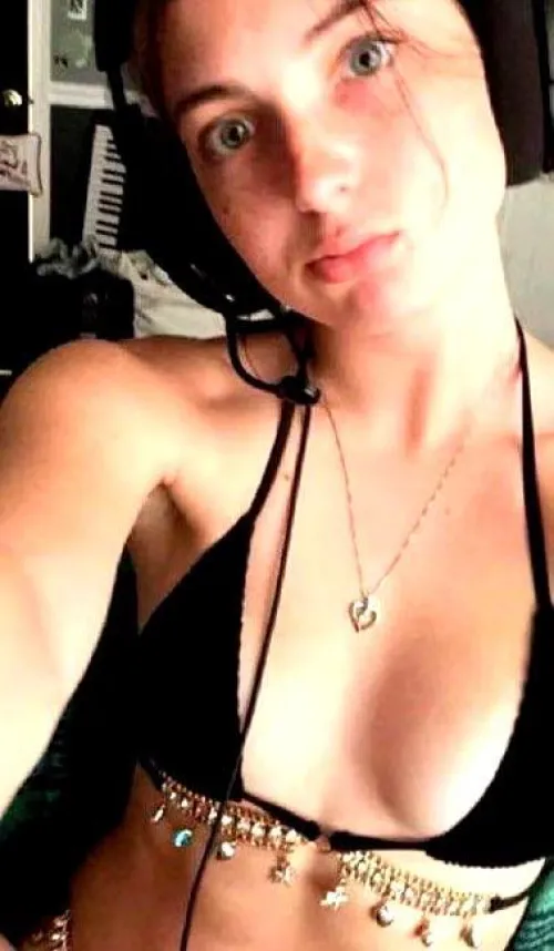 Leave a ❤️ then I'm gonna send nudies (first 299 guys 0nly)