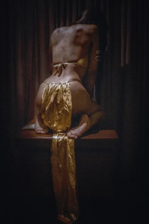 The sultan’s favorite ornament — alive, untamed, waiting.