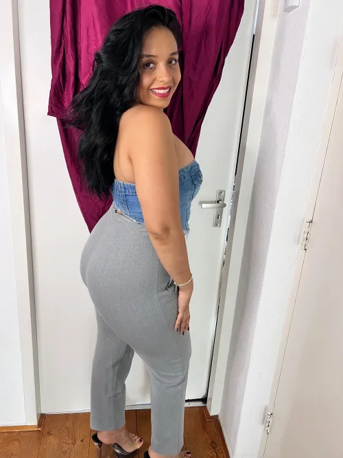 While dinner is cooking, my desires are simmering even hotter. Pure chocolate for the dessert