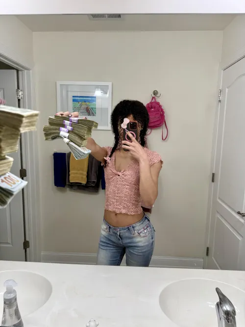 silly beta… bands are for brats 💸💕⊹ ࣪ ˖