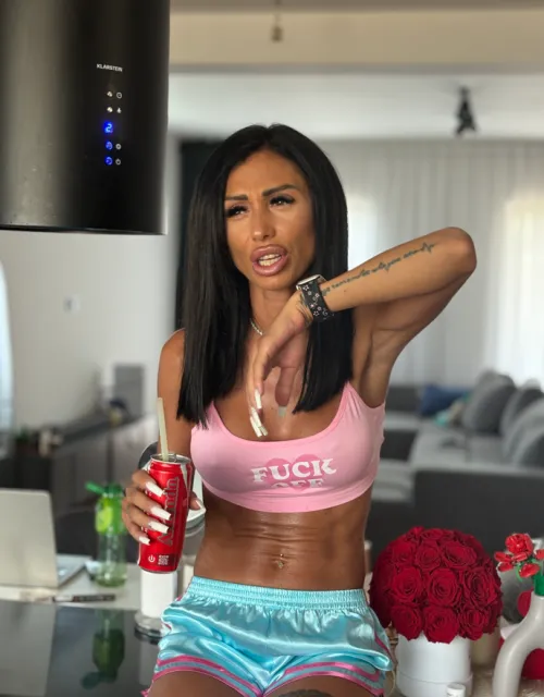 Bet you can’t take your eyes off my lips