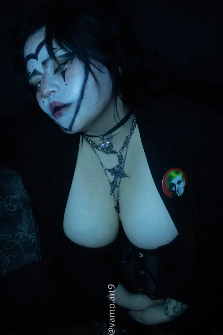 I am a hot clown ♥️🥵🔥