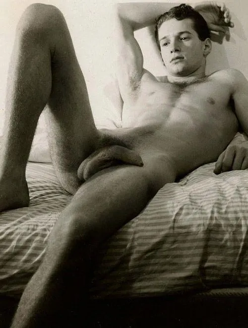 Reposting this without any baggage.  Vintage nude beauty.