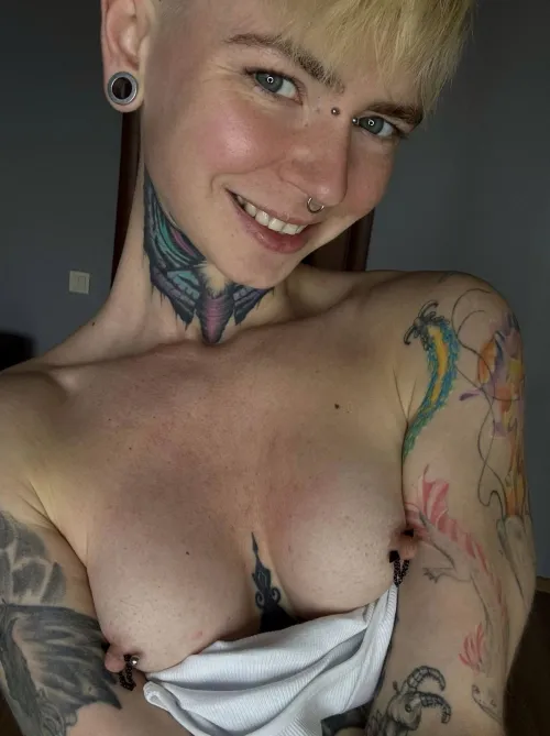 Short hair and tiny tits is my style