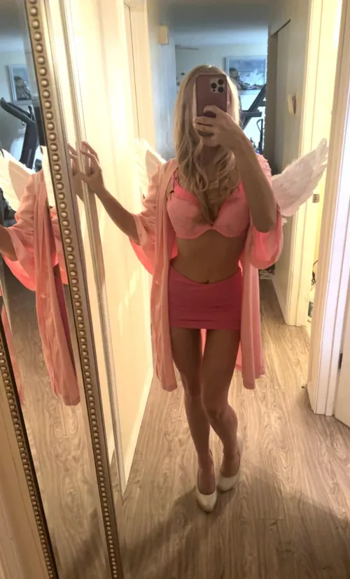 The only way you can please a perfect and bratty domme like me is with your wallet😈