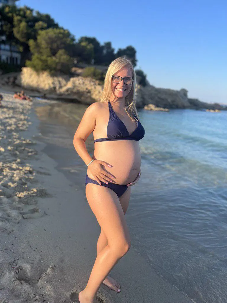 😏 Pregnant, playful, and proving the glow isn’t just a myth 💖💫