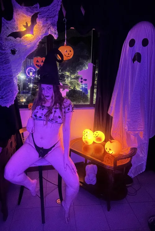 Down for some fun this Halloween? 🎃👻 Dm me and let's cum 💦 [SEXT] [CAM] [RATE] [GFE] Custom [VID] and [PIC]