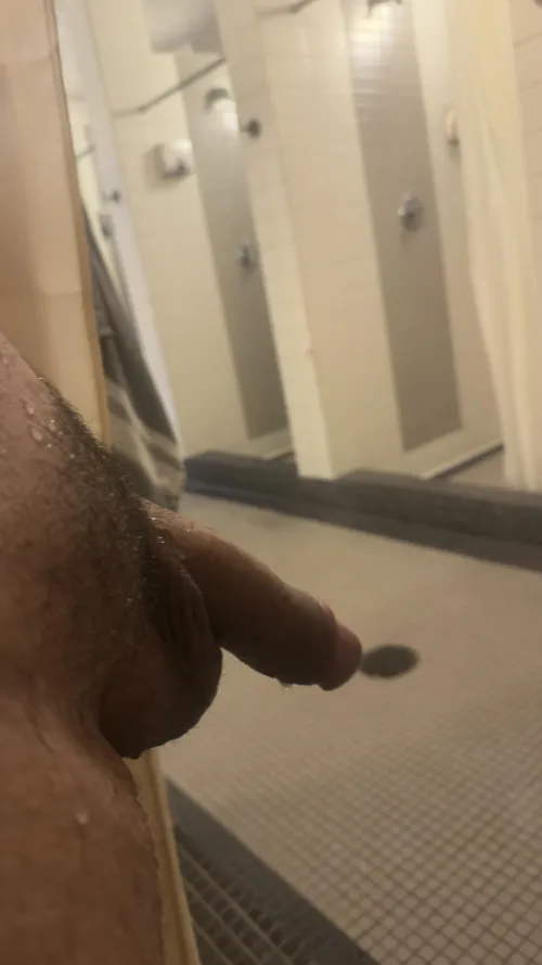 Gym shower, are you peeking 👀