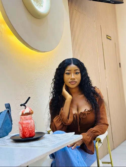 Hiii, there can we chat ? I'm bored today