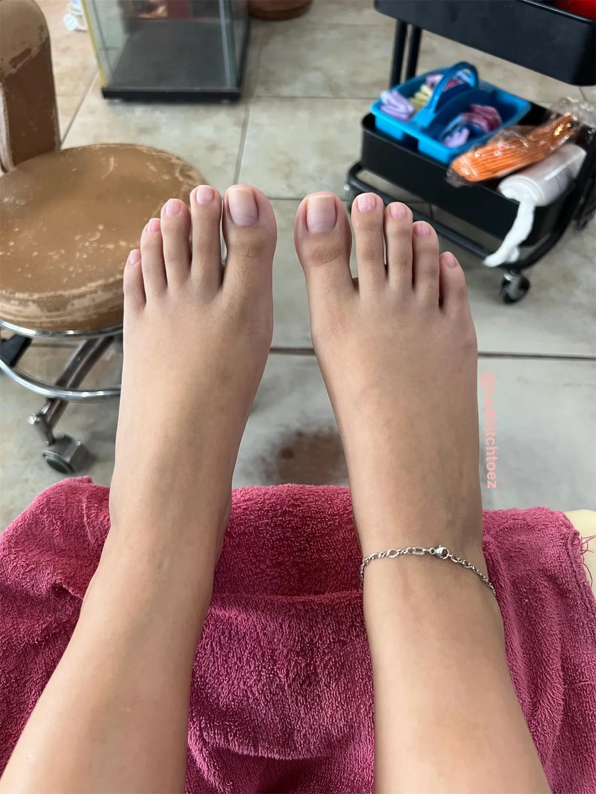 Bare toes 🫶🏻 any guesses on what color I chose this time ☺️
