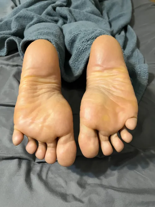 Join me in bed? Really wanna practice my gripping skills with my toes 🤭 💦