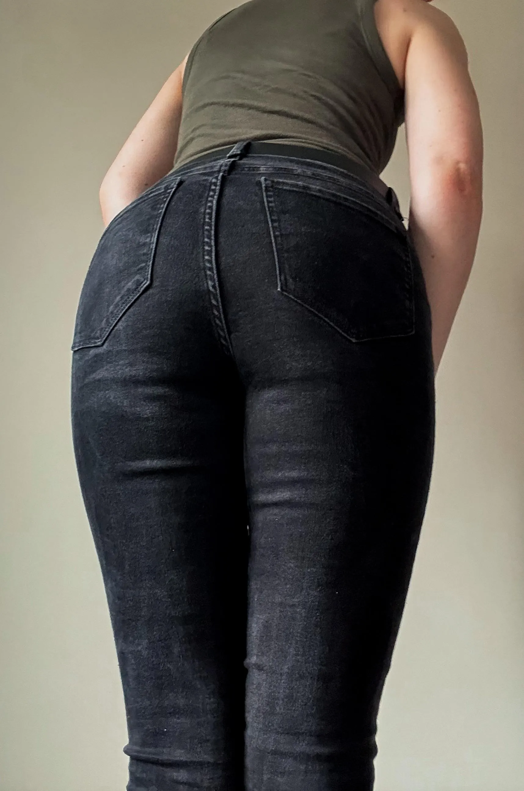 A nice tight booty for your Friday