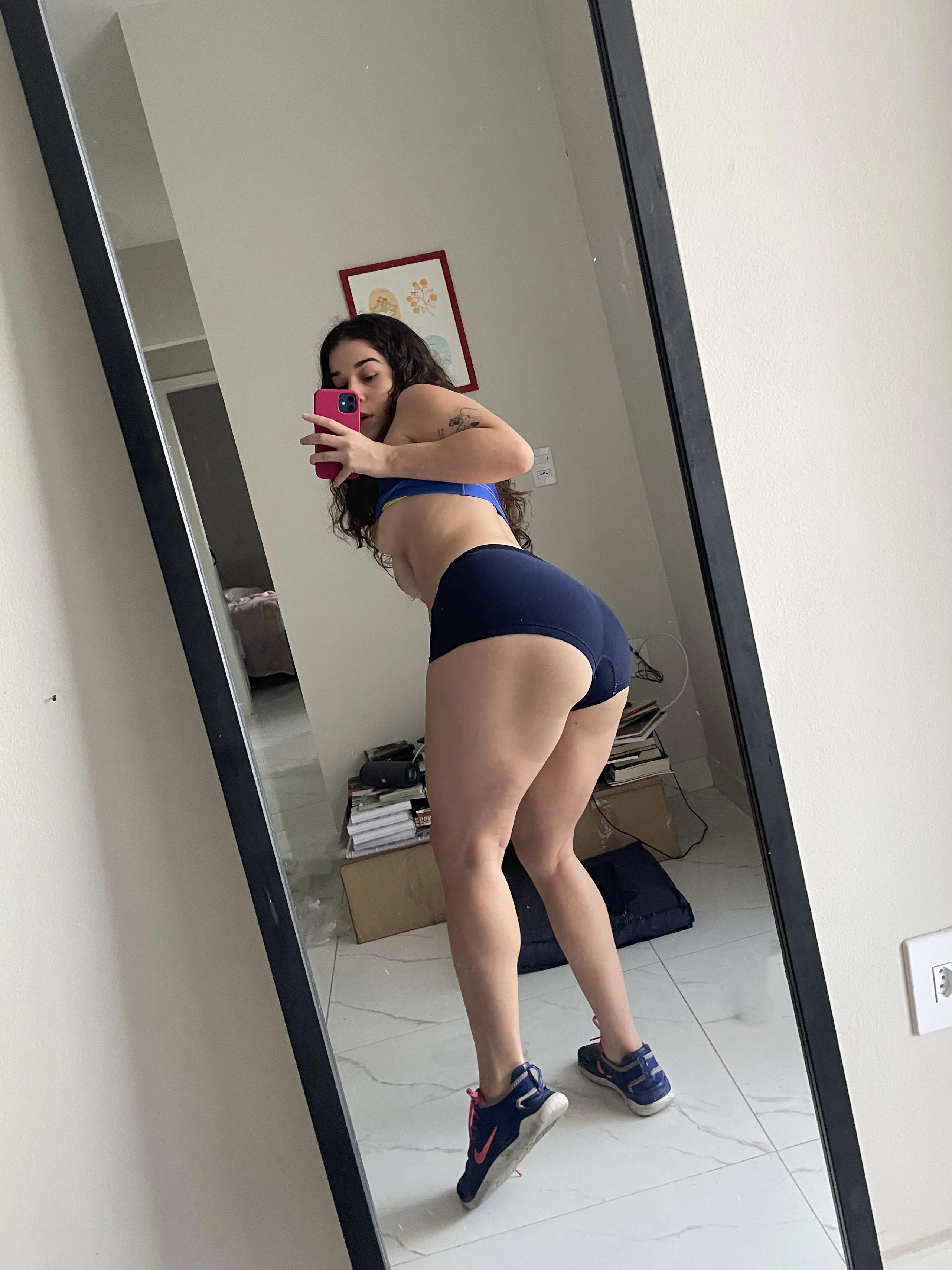 Just a slim thick girl showing what these thighs can do