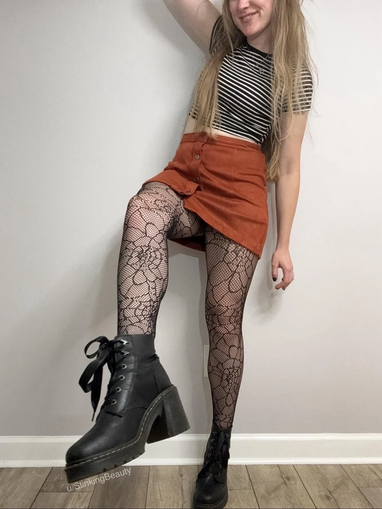 Got one last wear out of these Docs & spiderweb stockings before Halloween ended. 👻🕸️