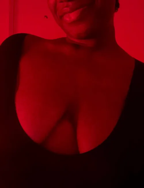 Plutôt beau décolleté, vous ne trouvez pas ? ❣️