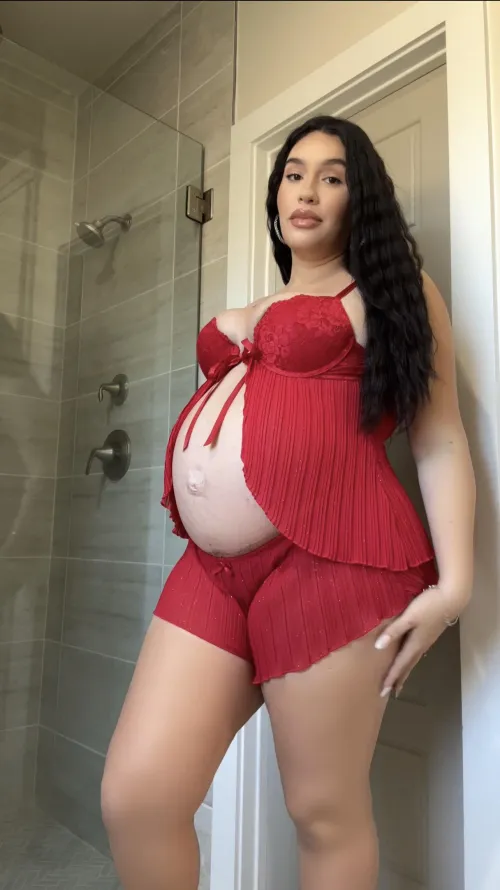 Red looks good on my pregnant belly