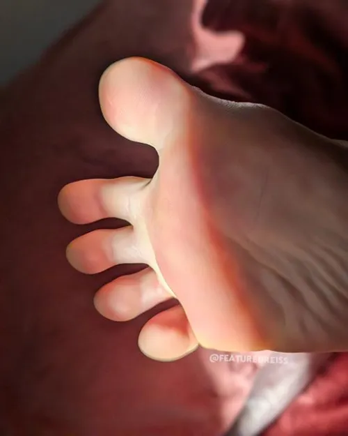 Artsy toe spread for you