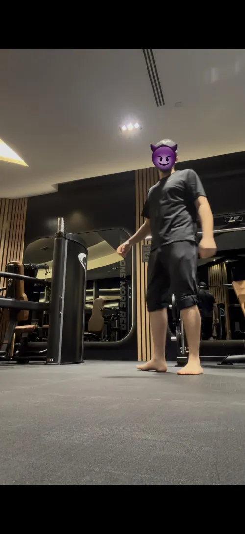 Ladies, do you like a man that has good feet and works out barefoot?