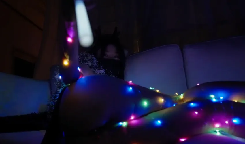 Nana Taipei Wrapped in Christmas Lights ⭐️⭐️⭐️⭐️ A Very cool vid. I love how it looks, with it being dark and the room just illuminated by the lights and also the white glow stick shes using. Her bodies pretty much wrapped in lights and s