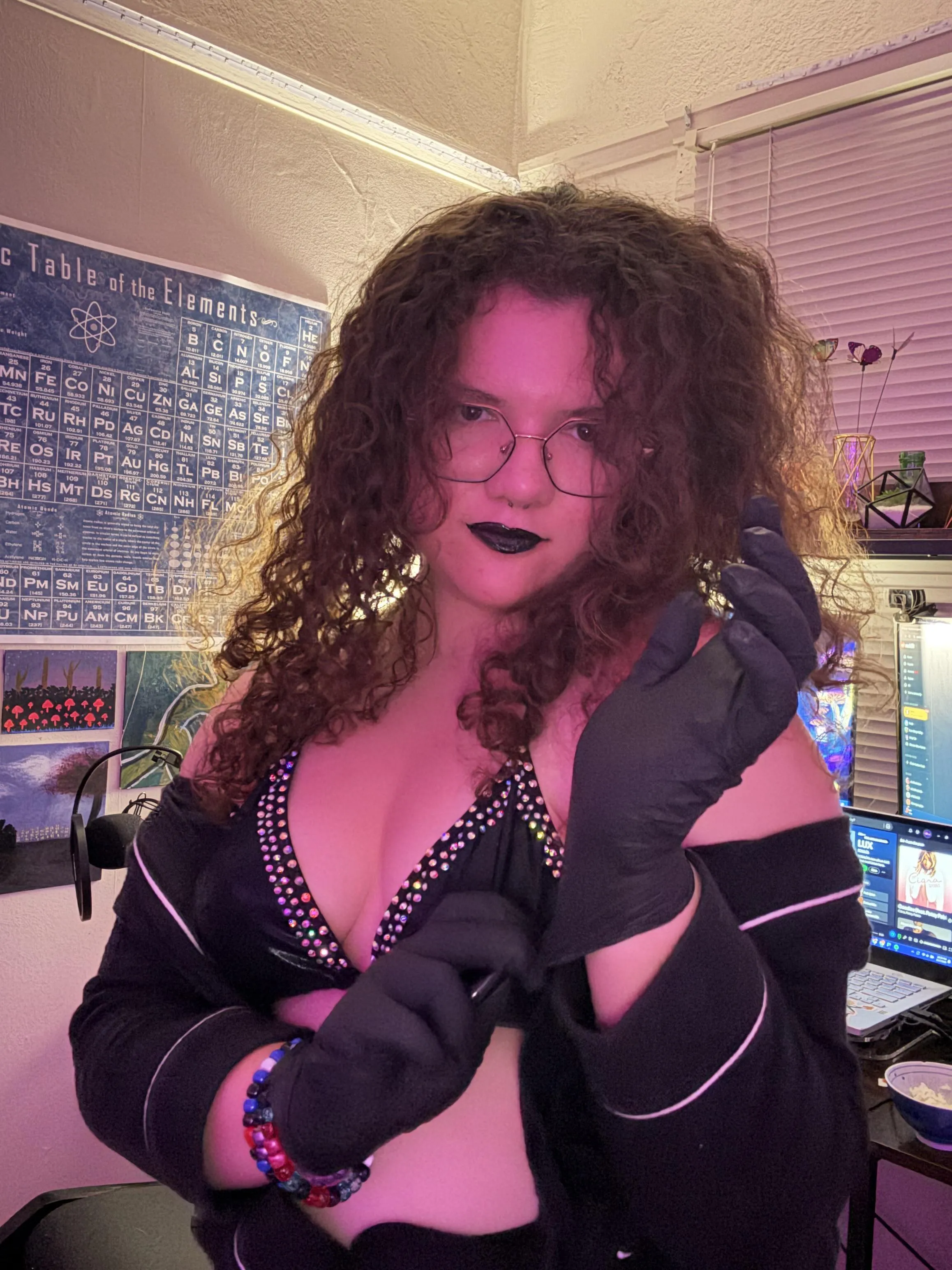 Wanna play with a nerd? 🤓😜🖤💦 the nitrile gloves stay on 🤭