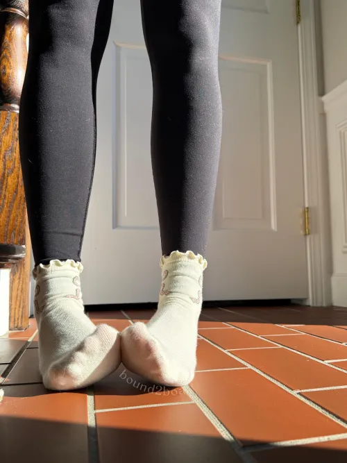 if you look closely, you can see my toes through the socks 😌