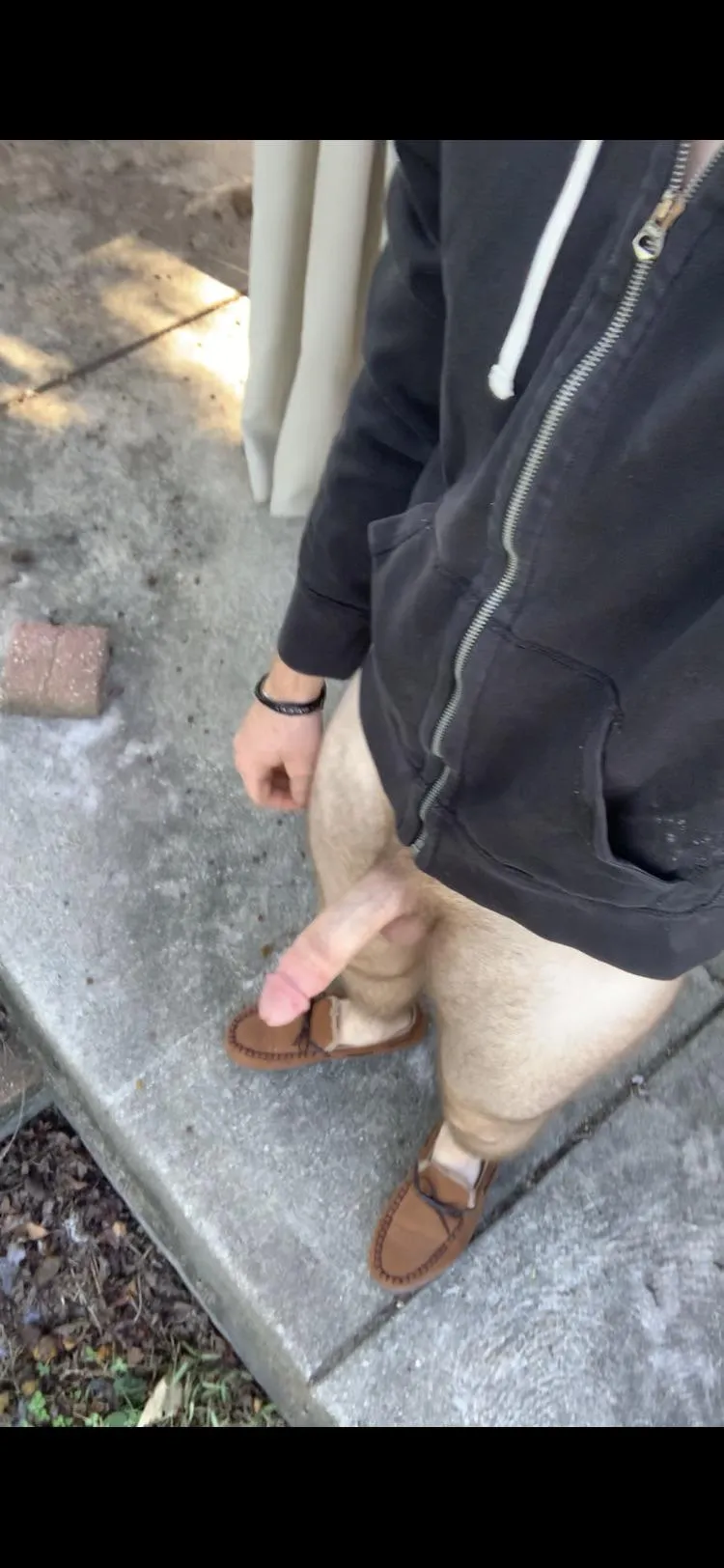 Anyone able to help me out? Forgot pants🤭