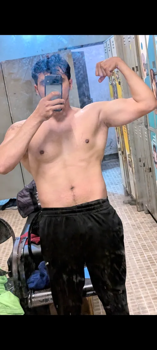 28 top here. Pretty femboys and trans hmu with that juicy bussy. Snap usaid1