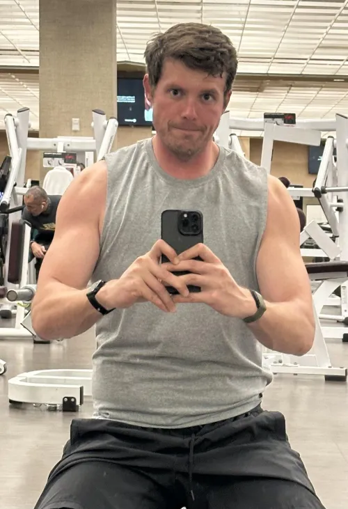 35 [M4F] 6’6” Handsome, Strong BWC Pleasure Dom Looking for Petite Submissive in Grapevine